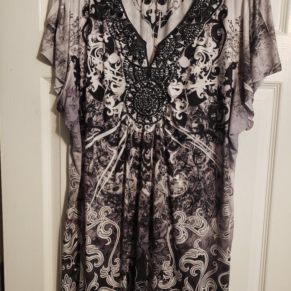 Simply Emma women's black & white shirt